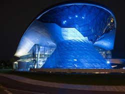 BMW Welt ao anoitecer