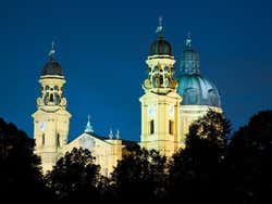 Igreja Theatinerkirche ao anoitecer